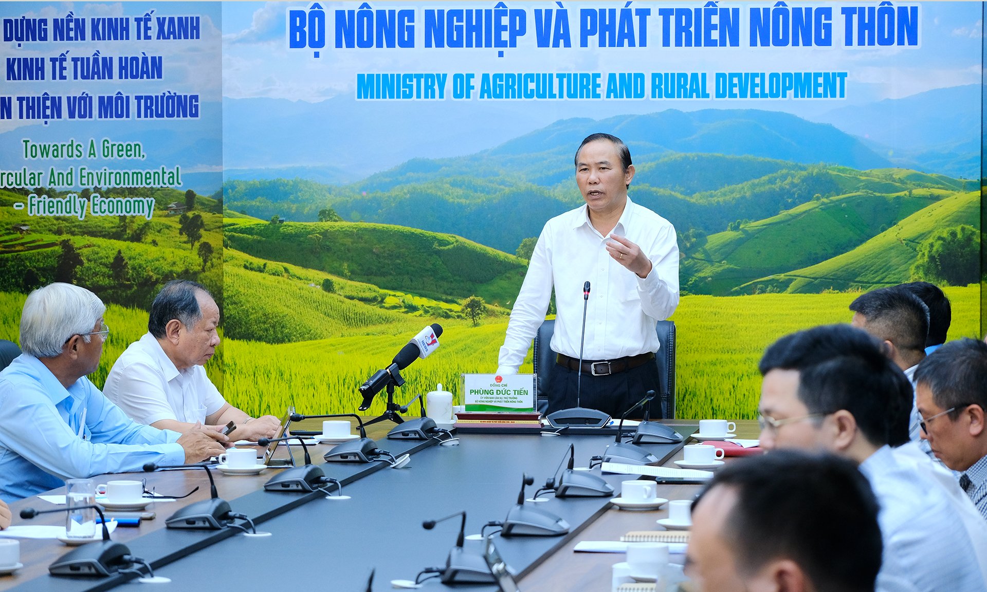 Việt Nam đã thu 7 tỷ USD từ thủy sản, Bộ NNPTNT họp với 9 hiệp hội ngành hàng xây dựng chuỗi liên kết  - Ảnh 1.