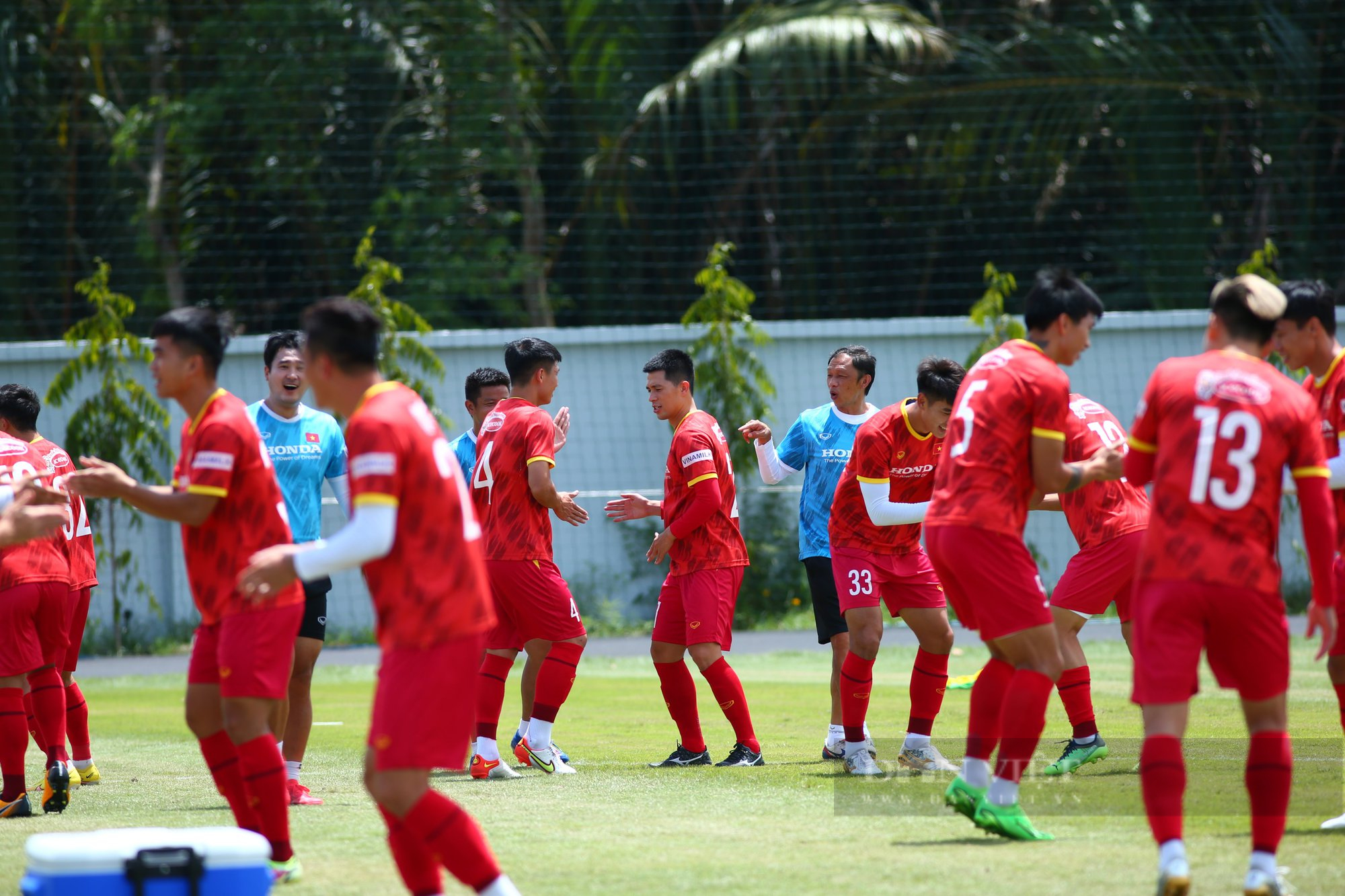 Vắng thầy Park, tuyển Việt Nam tập nhẹ giữa trưa - Ảnh 4.