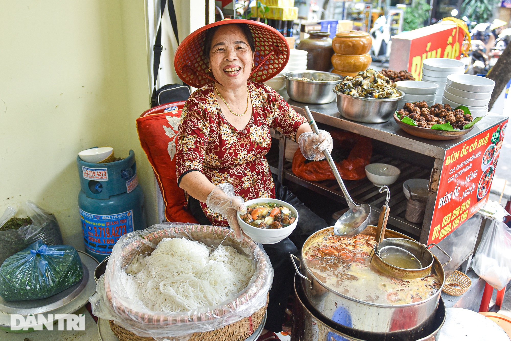 Hà Nội: Quán bún ốc hơn 30 năm tuổi, bán 500 bát thu hàng chục triệu mỗi ngày - Ảnh 1.