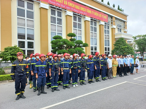 Điện lực TT-Huế đặc biệt chú trọng bảo đảm an toàn PCCC về sử dụng điện và mạng lưới điện  - Ảnh 4.