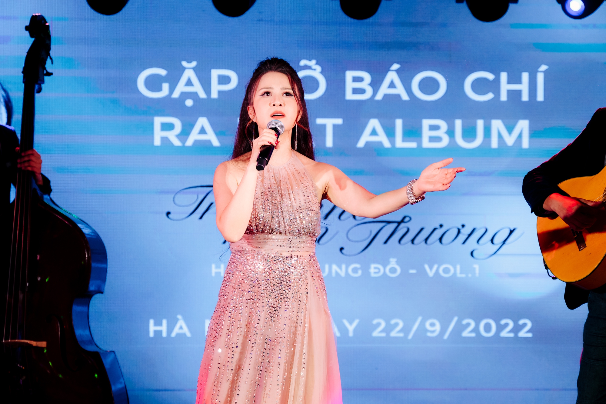  Hồng Nhung Đỗ: Đổ vỡ hôn nhân đầu, lấy chồng kém 12 tuổi và ra album đầu tay ở tuổi 40 - Ảnh 2.