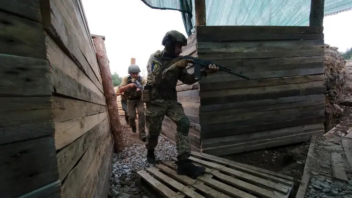 Ukraine tiến vào Donetsk, giao đấu dữ dội với quân Nga để giành lại lãnh thổ - Ảnh 1.