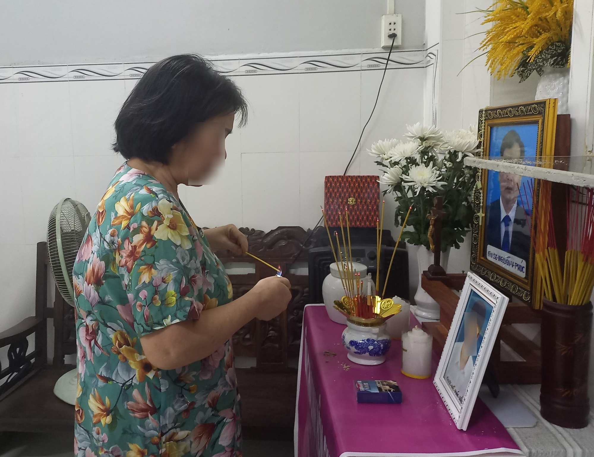 Người mẹ khóc nghẹn đón tro nam thanh niên tử vong ở Campuchia - Ảnh 1.