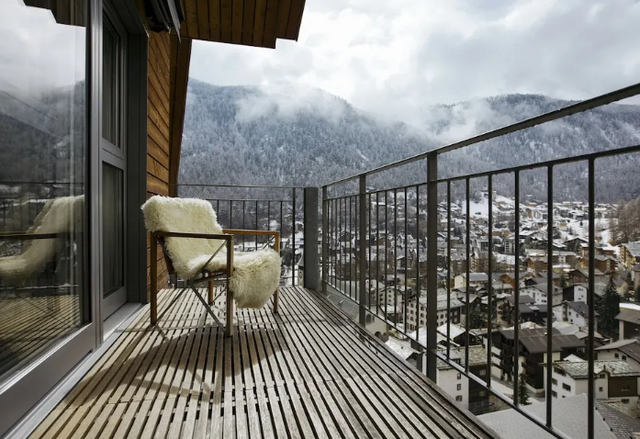 Độc đáo khách sạn hiện đại trên núi của ngôi làng cổ tích ở Thụy Sĩ - Ảnh 3.