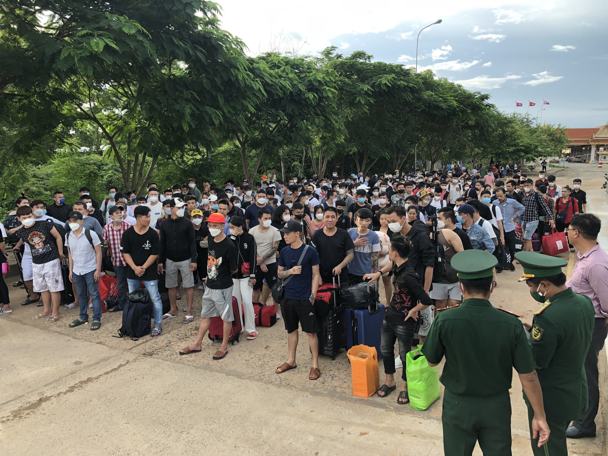 Bộ đội Biên phòng tỉnh Kiên Giang tiếp nhận 226 công dân Việt Nam từ Campuchia về nước - Ảnh 2.