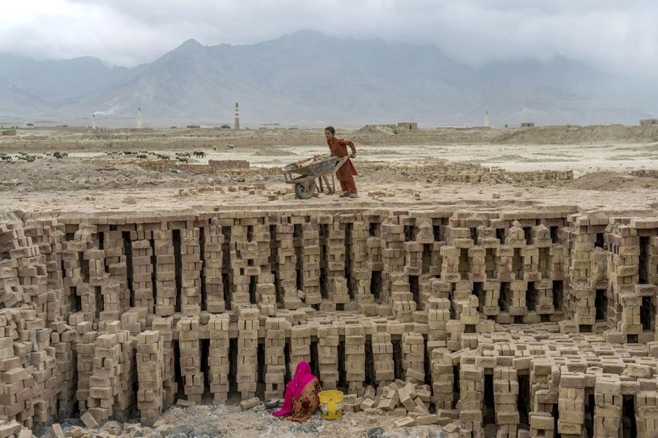 Cuộc sống muôn vàn khổ cực của trẻ em Afghanistan bên những lò gạch - Ảnh 1.