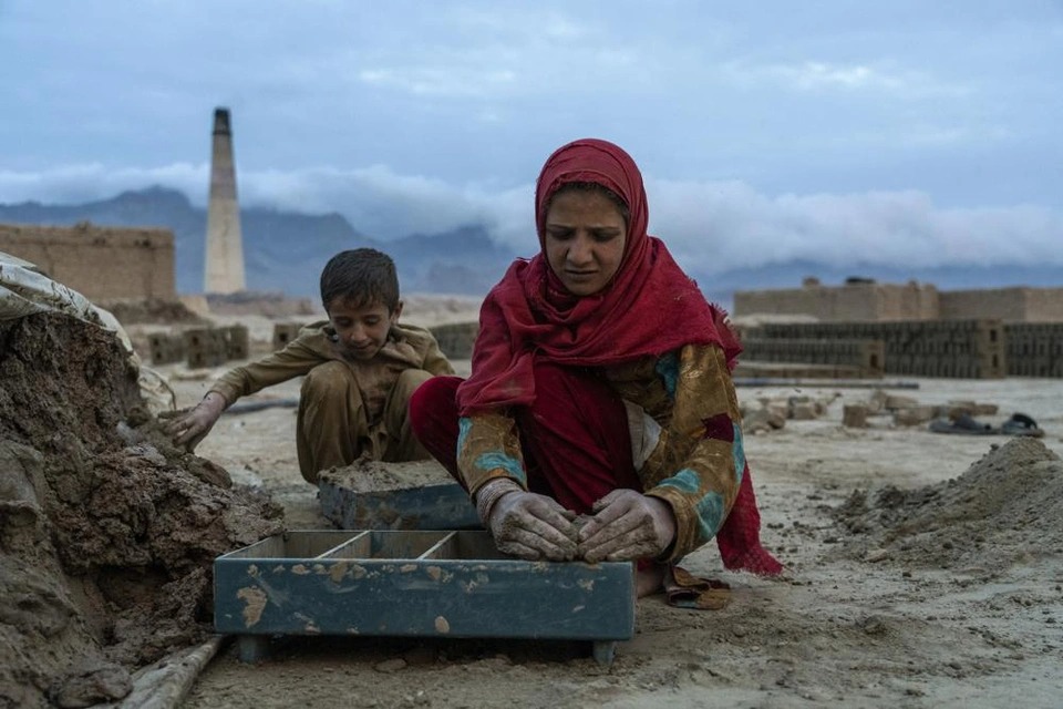 Cuộc sống muôn vàn khổ cực của trẻ em Afghanistan bên những lò gạch - Ảnh 11.
