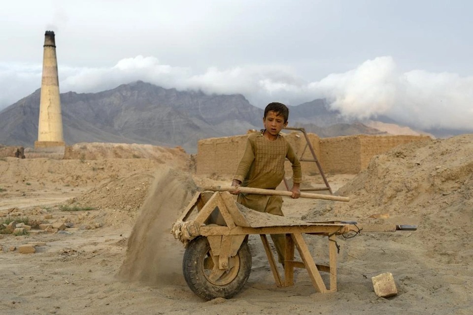 Cuộc sống muôn vàn khổ cực của trẻ em Afghanistan bên những lò gạch - Ảnh 12.