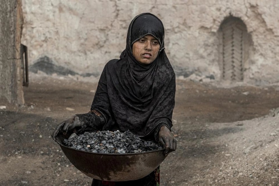 Cuộc sống muôn vàn khổ cực của trẻ em Afghanistan bên những lò gạch - Ảnh 13.
