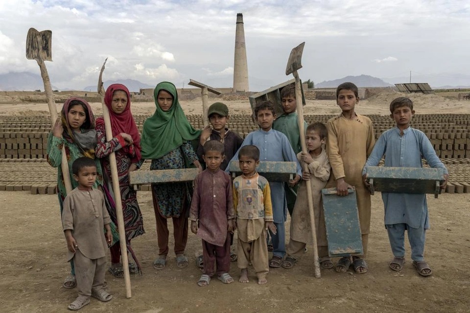 Cuộc sống muôn vàn khổ cực của trẻ em Afghanistan bên những lò gạch - Ảnh 14.