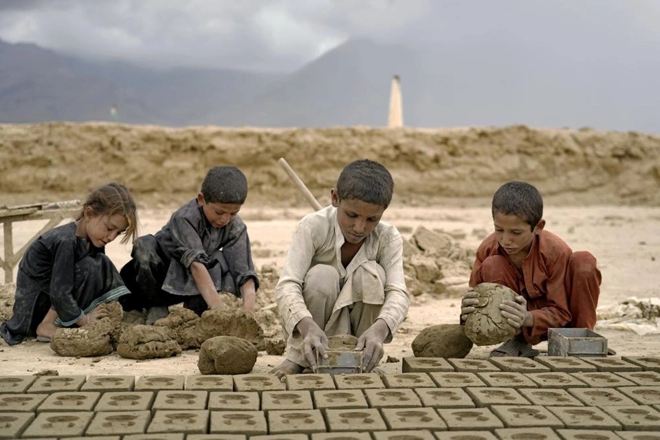 Cuộc sống muôn vàn khổ cực của trẻ em Afghanistan bên những lò gạch - Ảnh 3.
