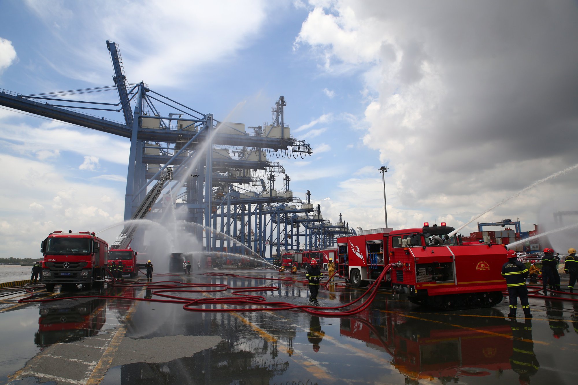 TP.HCM: Diễn tập chữa cháy tàu container 25.000 tấn - Ảnh 8.