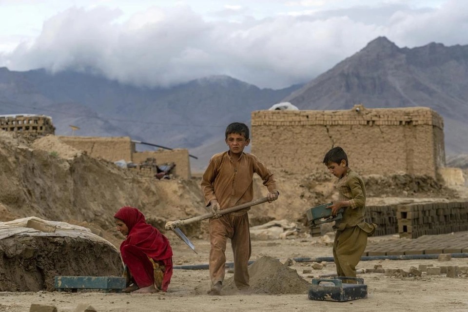 Cuộc sống muôn vàn khổ cực của trẻ em Afghanistan bên những lò gạch - Ảnh 8.