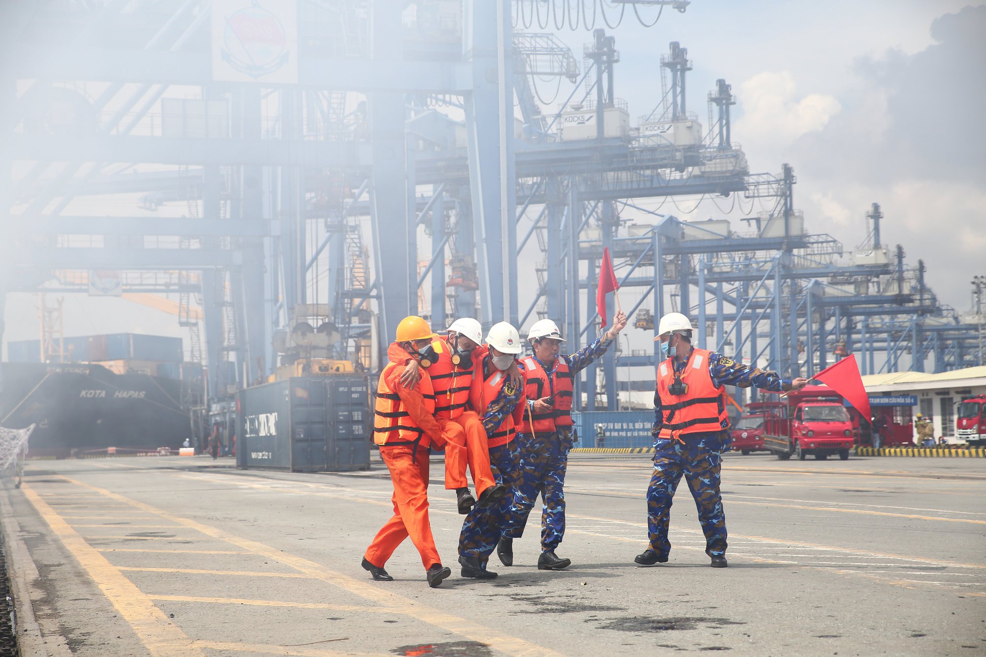 TP.HCM: Diễn tập chữa cháy tàu container 25.000 tấn - Ảnh 4.