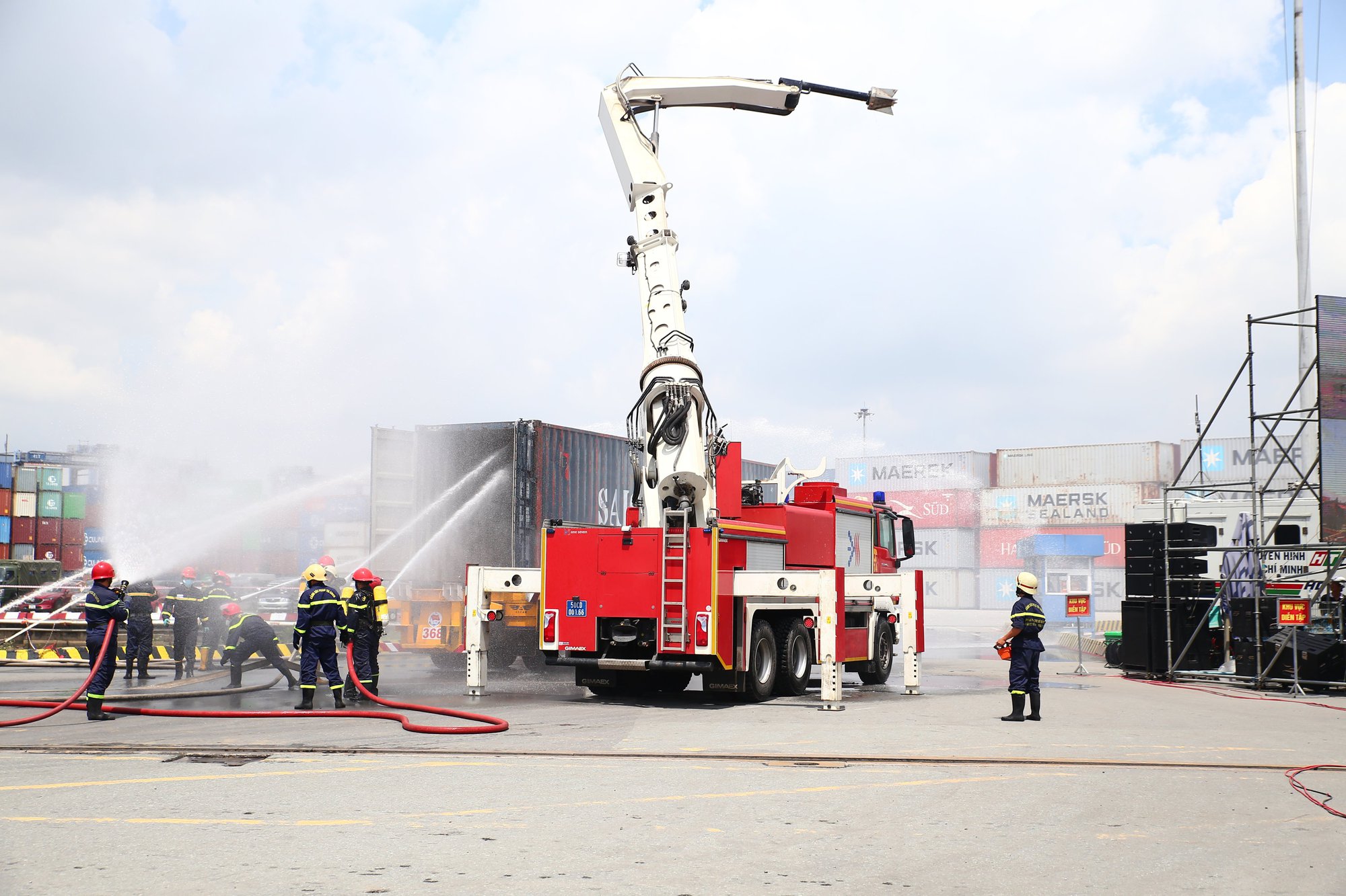 TP.HCM: Diễn tập chữa cháy tàu container 25.000 tấn - Ảnh 6.
