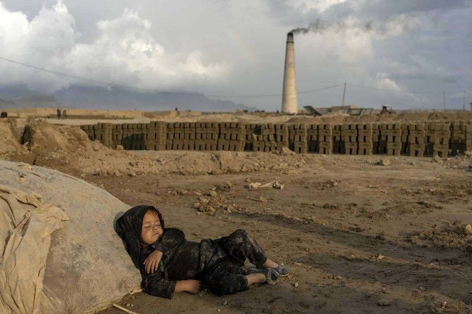 Cuộc sống muôn vàn khổ cực của trẻ em Afghanistan bên những lò gạch - Ảnh 9.
