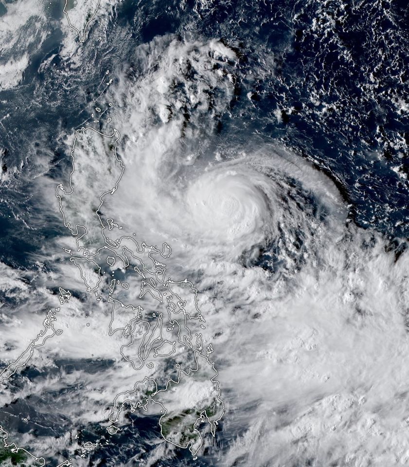 Bão Noru đã tăng thêm 2 cấp, dự báo là cơn bão rất mạnh, nguy cơ tiến thẳng Thừa Thiên Huế - Quảng Ngãi - Ảnh 2.