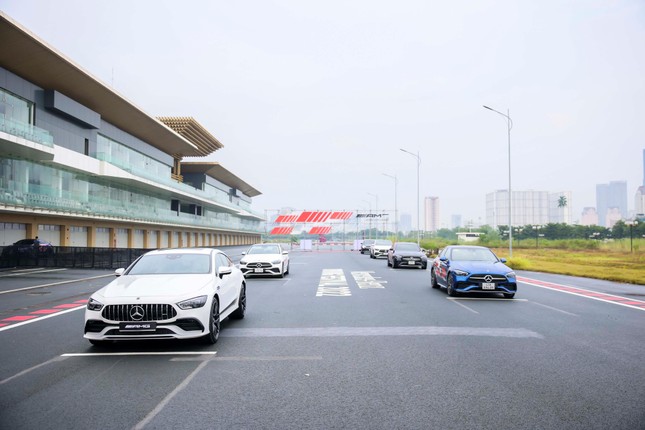 Mercedes-Benz lần đầu sản xuất xe thể thao tại Việt Nam - Ảnh 1.
