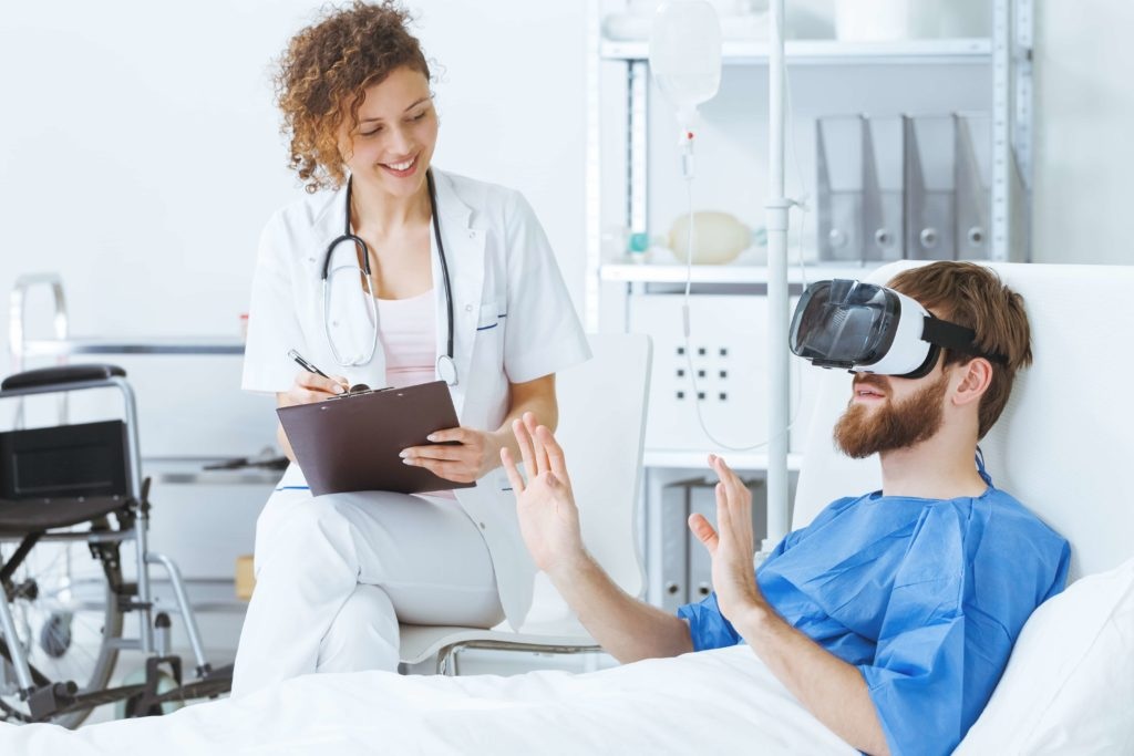Đeo kính thực tế ảo có thể giúp bệnh nhân giảm đau khi phẫu thuật - Ảnh 1.