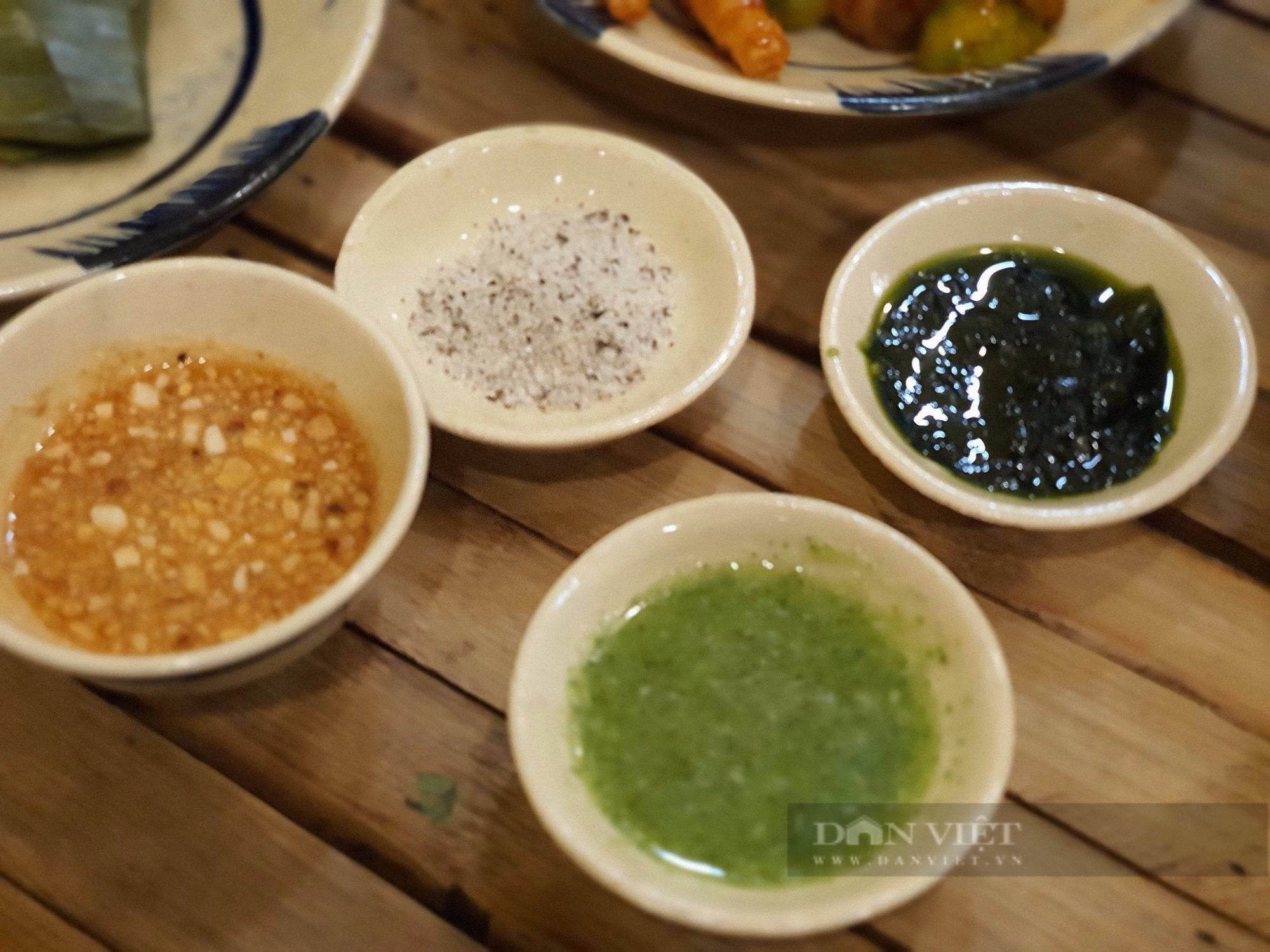 Sài Gòn quán: Quán lẩu gà lá é Phú Yên với 3 loại muối chấm thơm ngon - Ảnh 5.