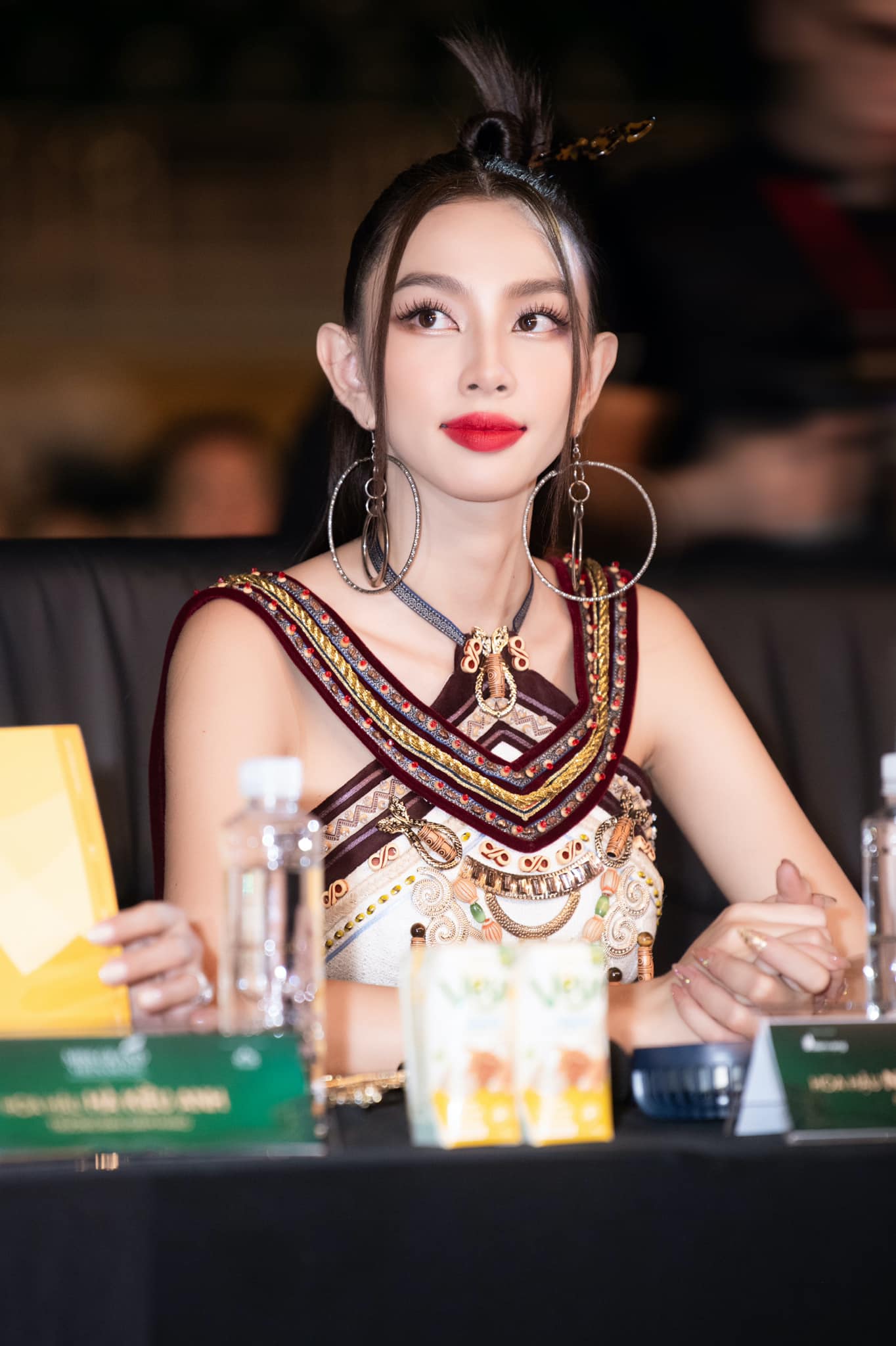 Hoa hậu Thùy Tiên, Tiểu Vy và Top 50 Miss Grand Vietnam 2022 trình ...