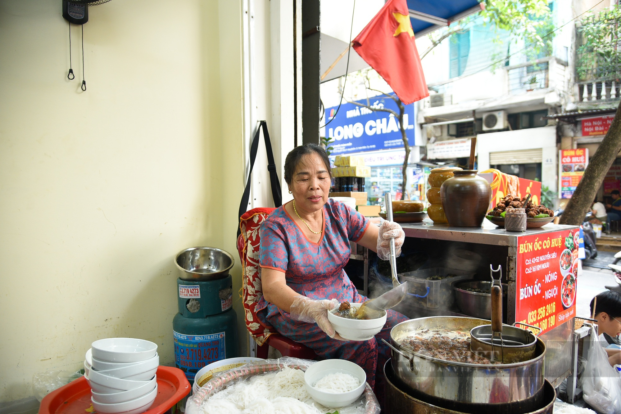 Quán bún ốc chuẩn &quot;vị xưa&quot; ở phố cổ Hà Nội, bán 500 bát/ngày - Ảnh 4.