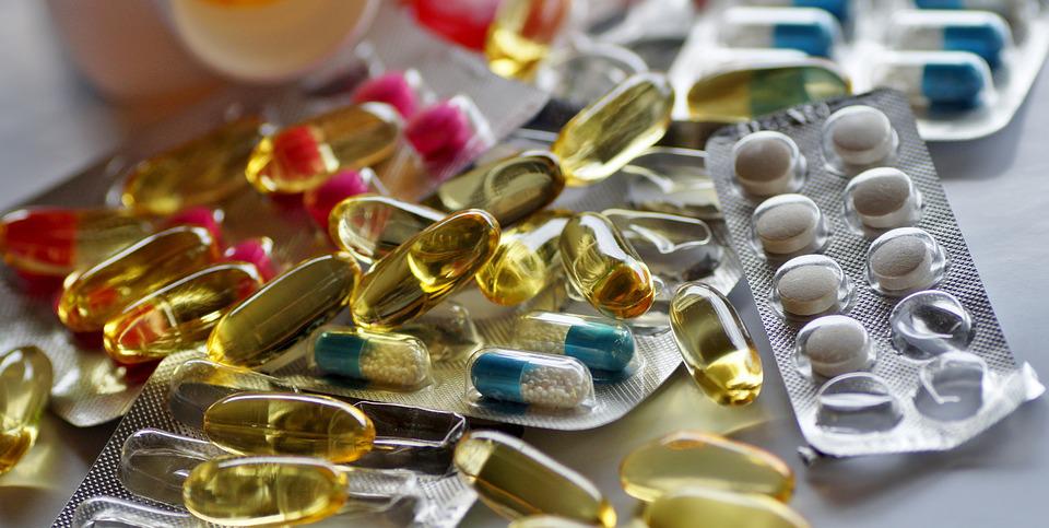 Bộ Y tế thu hồi toàn quốc 13 loại thuốc sản xuất từ nguồn nguyên liệu giả mạo - Ảnh 1.