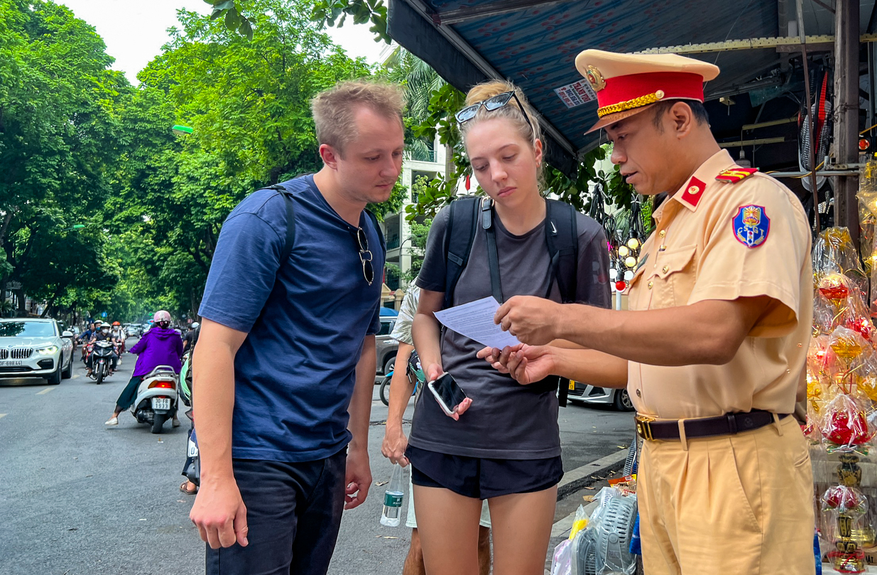 Phát tờ rơi song ngữ tuyên truyền an toàn đường sắt tại phố cà phê đường tàu - Ảnh 3.