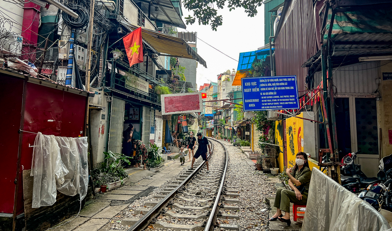 Phát tờ rơi song ngữ tuyên truyền an toàn đường sắt tại phố cà phê đường tàu - Ảnh 10.