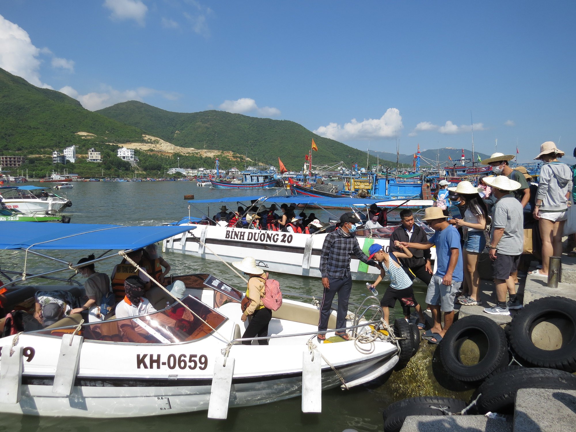 Hướng dẫn triển khai thí điểm hoạt động tàu du lịch lưu trú qua đêm trên vịnh Nha Trang - Ảnh 1.