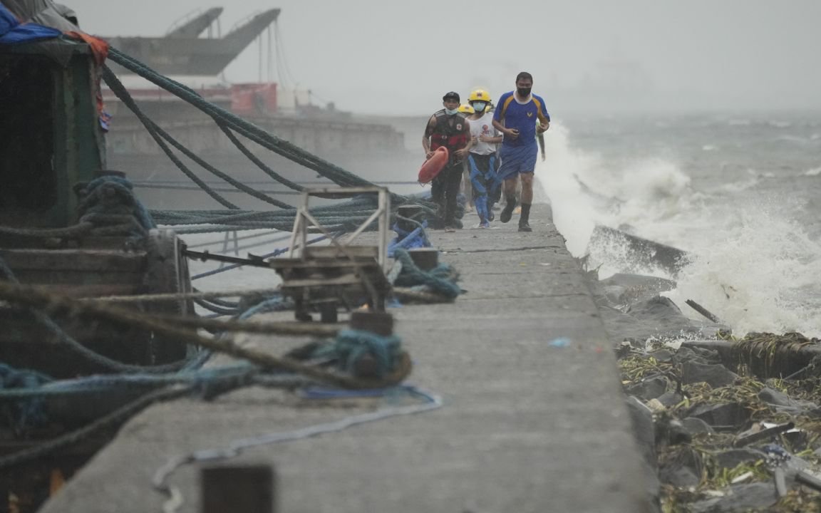 Siêu bão Noru đột ngột mạnh lên, Philippines báo động đỏ