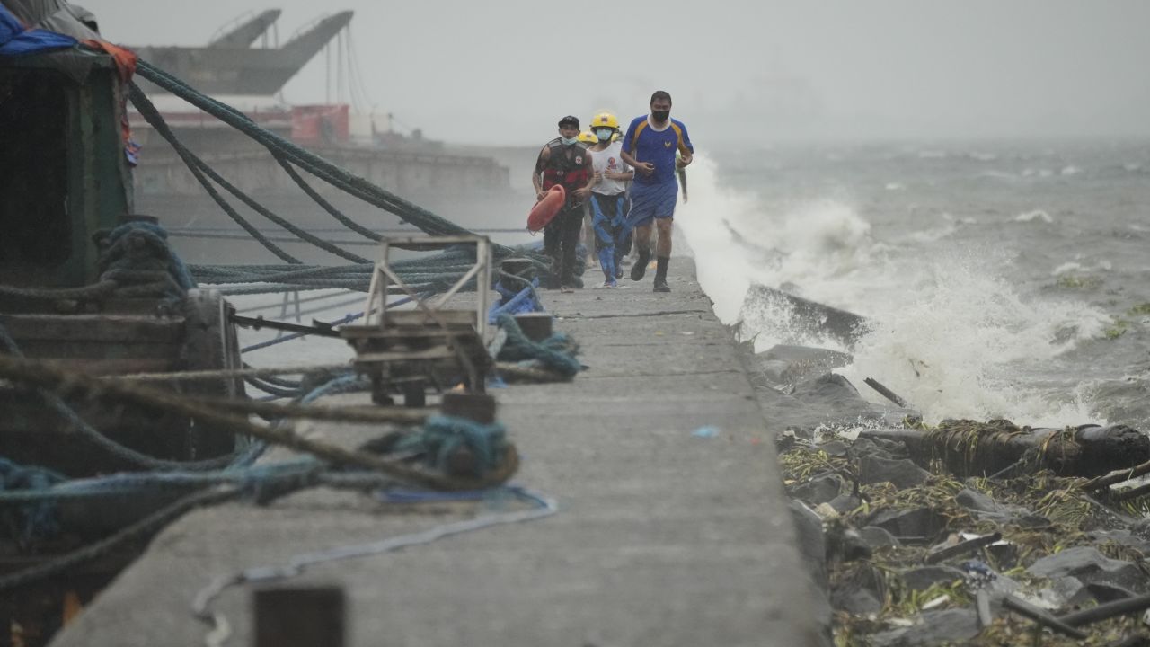 Siêu bão Noru đột ngột mạnh lên, Philippines báo động đỏ - Ảnh 1.