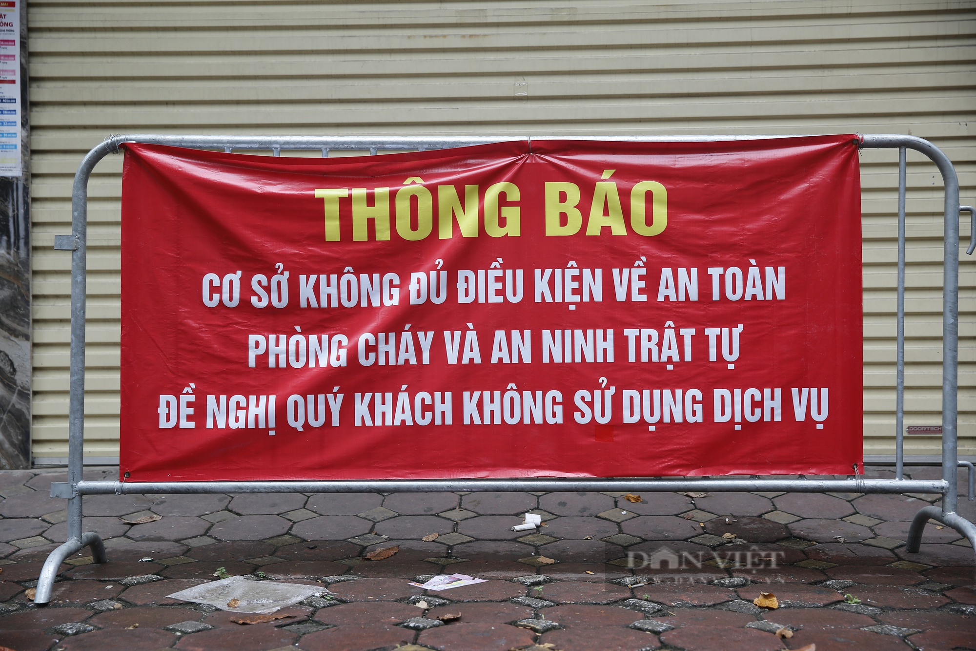 Karaoke vi phạm phòng cháy ở Hà Nội bị rào chắn, dán thông báo để ngăn hoạt động chui - Ảnh 4.
