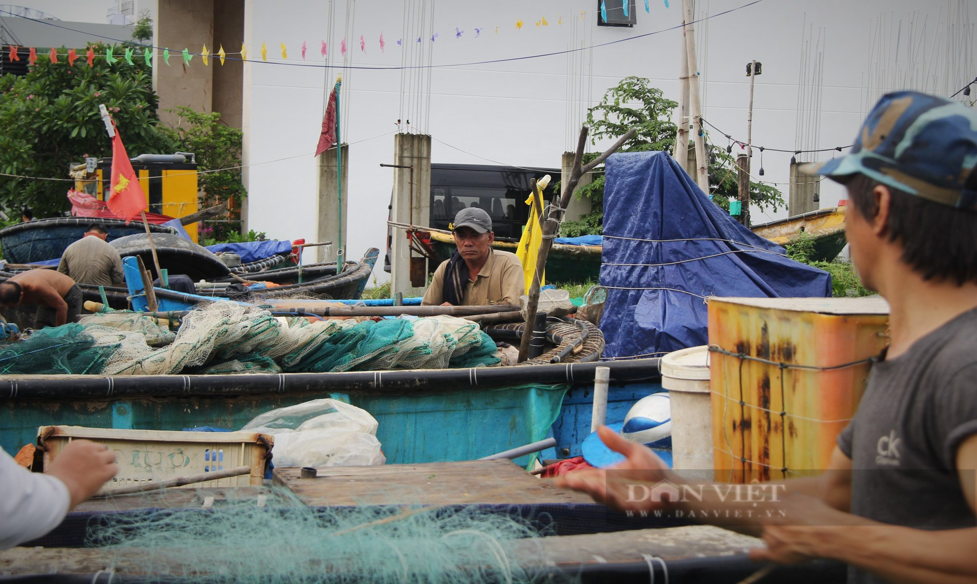 Đà Nẵng: Ngư dân thuê xe &quot;cứu&quot; thuyền thúng chạy bão NORU - Ảnh 1.
