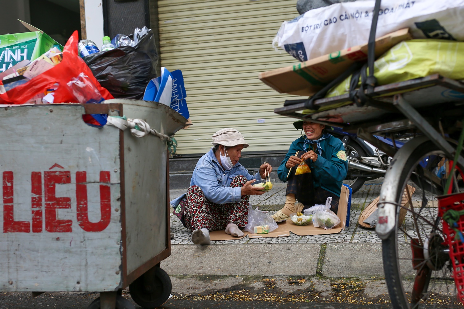 Thầy cô giáo góp tiền mở &quot;bếp ăn 0 đồng&quot; giúp người nghèo - Ảnh 17.