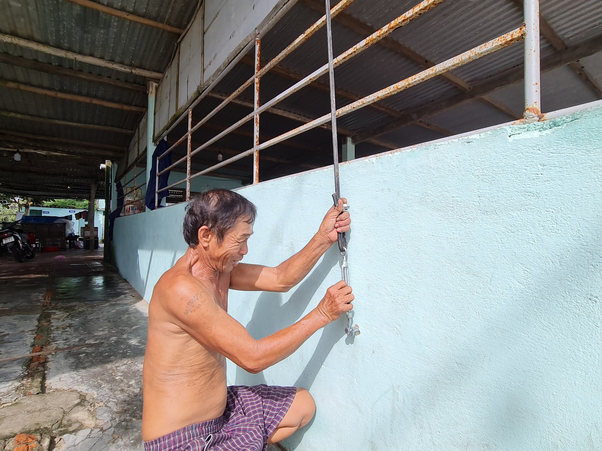 Dân Quảng Nam hối hả chằng chống nhà cửa, đưa tàu thuyền lên bờ để “chạy bão” - Ảnh 3.