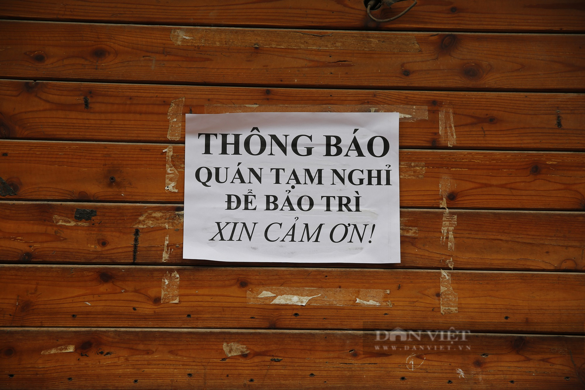 Karaoke vi phạm phòng cháy ở Hà Nội bị rào chắn, dán thông báo để ngăn hoạt động chui - Ảnh 7.