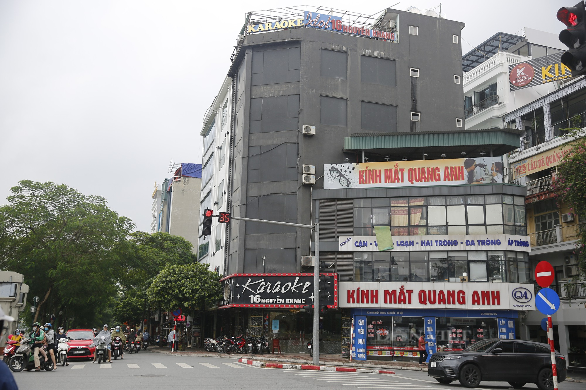 Karaoke vi phạm phòng cháy ở Hà Nội bị rào chắn, dán thông báo để ngăn hoạt động chui - Ảnh 8.