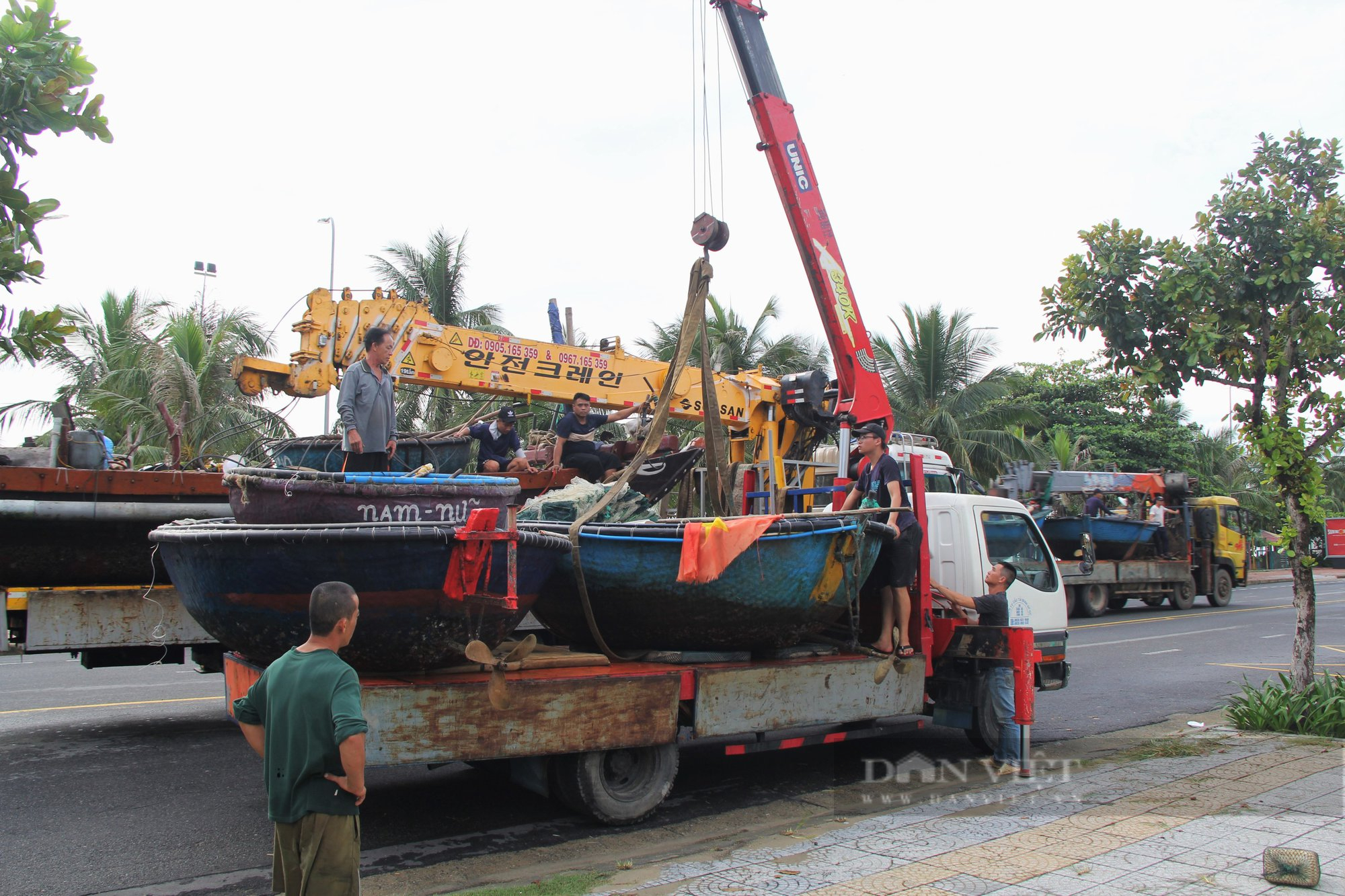 Đà Nẵng: Ngư dân thuê xe &quot;cứu&quot; thuyền thúng chạy bão NORU - Ảnh 9.