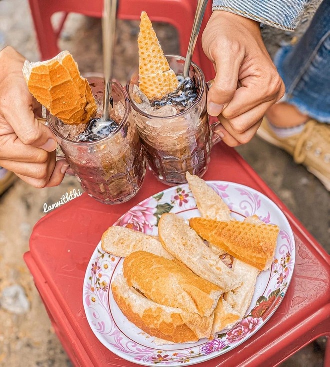 Lạ lùng với kiểu ăn bánh mì &quot;không giống ai&quot; ở Sài Gòn nhưng lại gây nghiện cho giới trẻ - Ảnh 1.