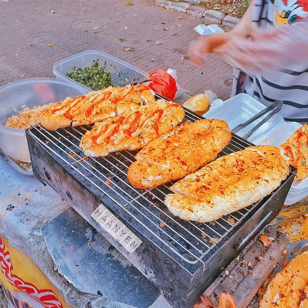 Lạ lùng với kiểu ăn bánh mì &quot;không giống ai&quot; ở Sài Gòn nhưng lại gây nghiện cho giới trẻ - Ảnh 6.