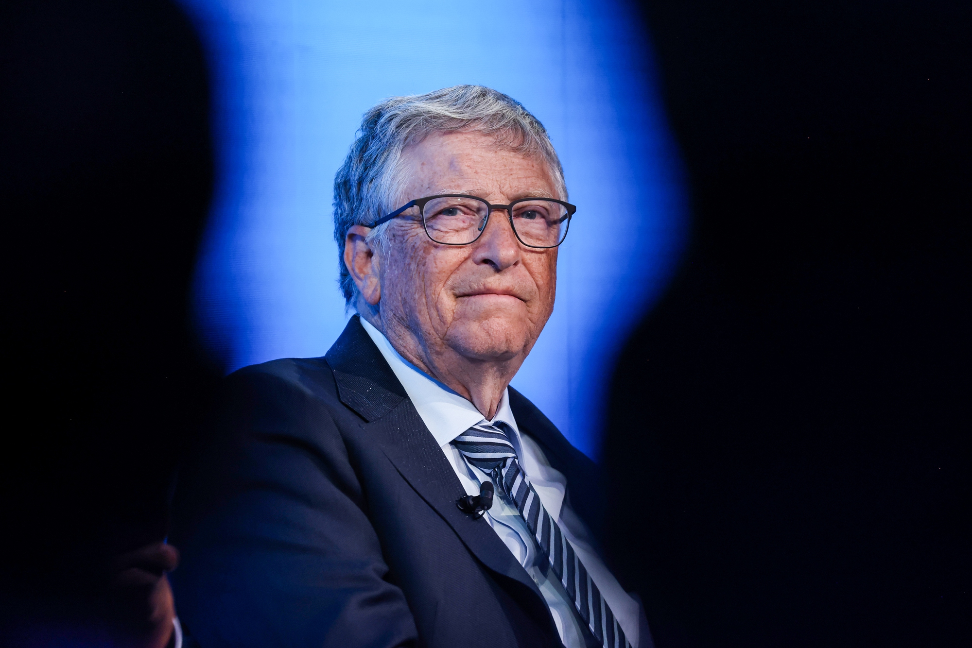 Bill Gates cho biết ông đã đụng độ những người ở nơi công cộng, những người đã la mắng ông vì &quot;nhét chip vào người&quot;. Ảnh: @AFP.