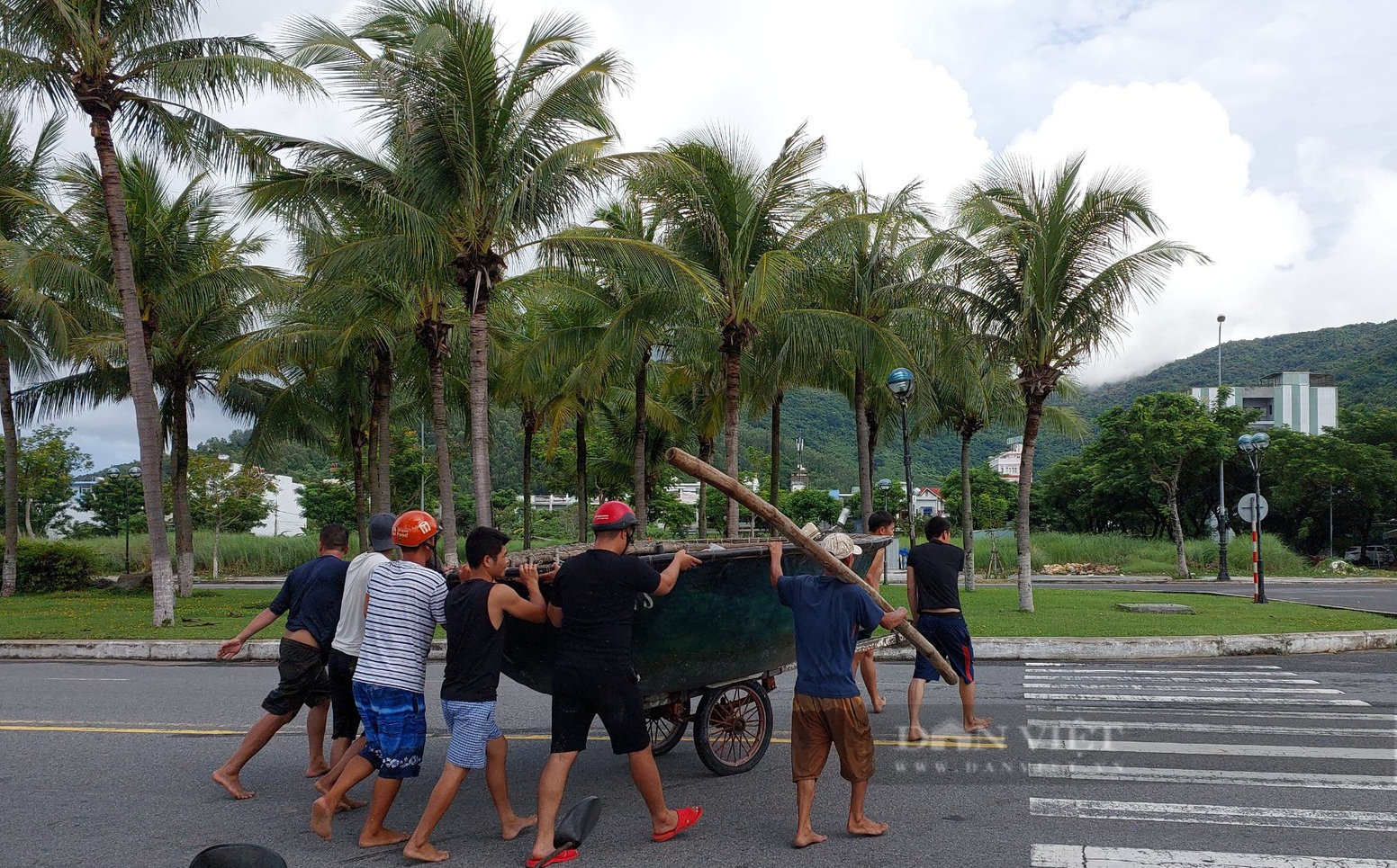 Đà Nẵng: Ngư dân thuê xe &quot;cứu&quot; thuyền thúng chạy bão NORU - Ảnh 3.