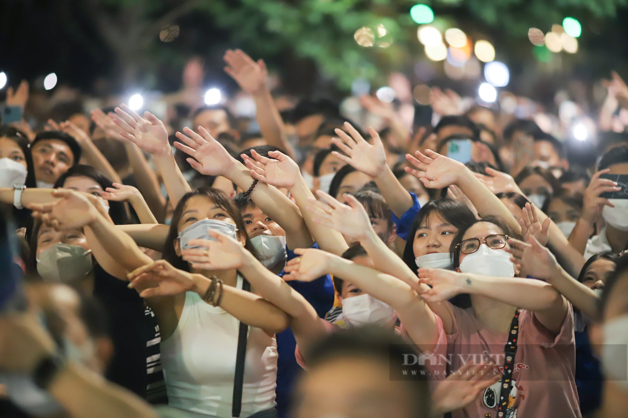 Hàng nghìn khán giả đứng kín đường nghe Tuấn Hưng hát live ở ban công nhà riêng - Ảnh 8.