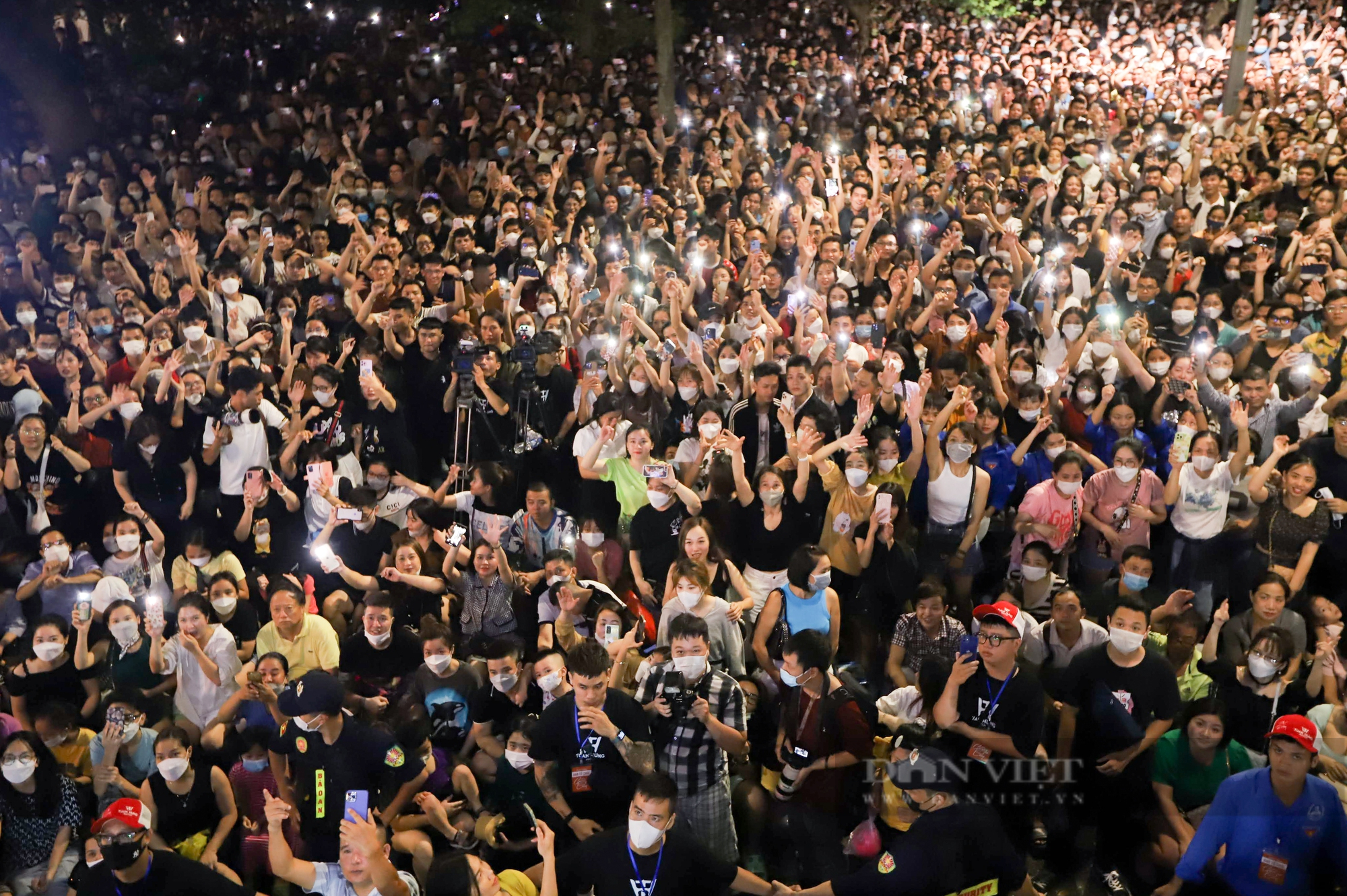 Hàng nghìn khán giả đứng kín đường nghe Tuấn Hưng hát live ở ban công nhà riêng - Ảnh 3.