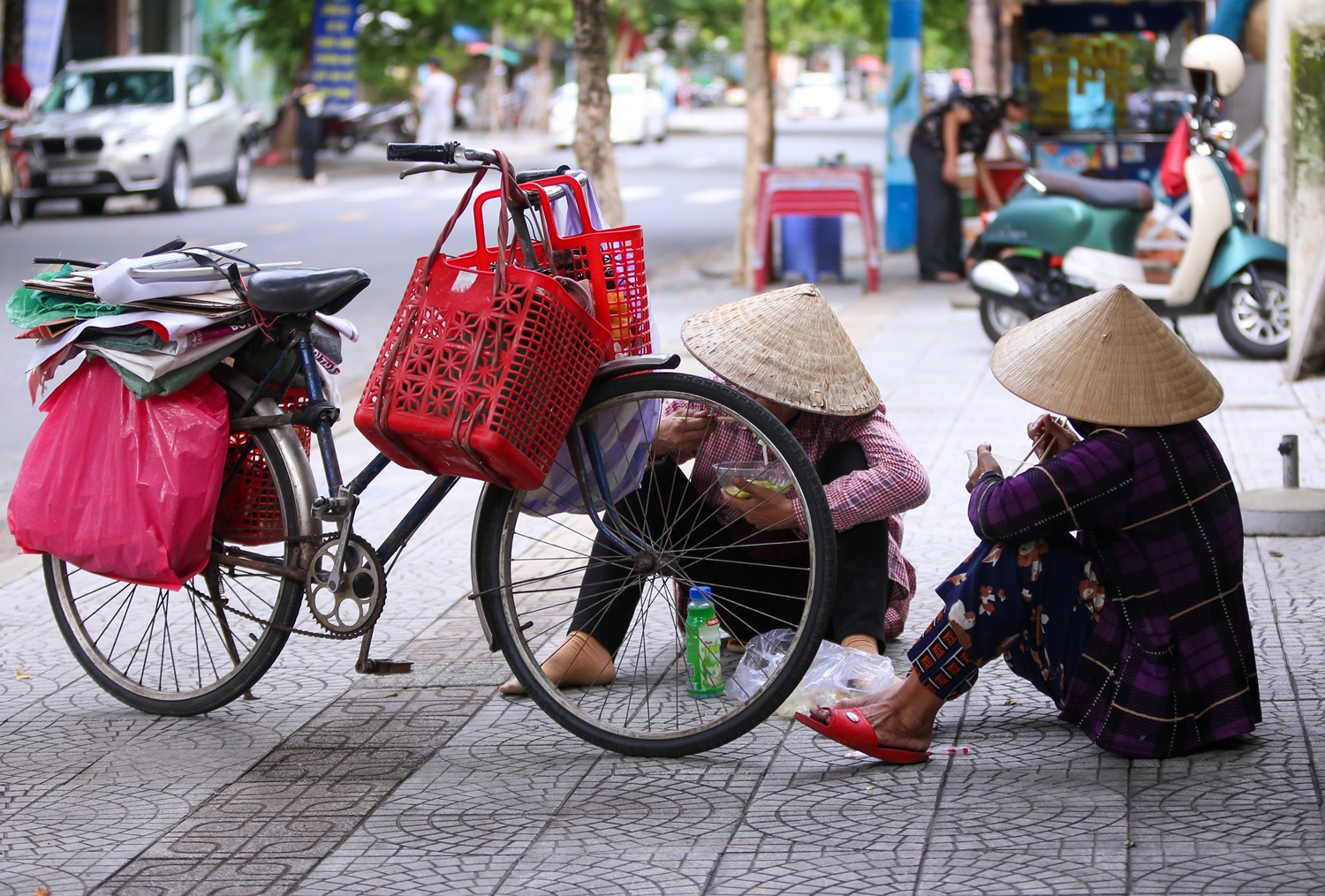 Thầy cô giáo góp tiền mở &quot;bếp ăn 0 đồng&quot; giúp người nghèo - Ảnh 16.