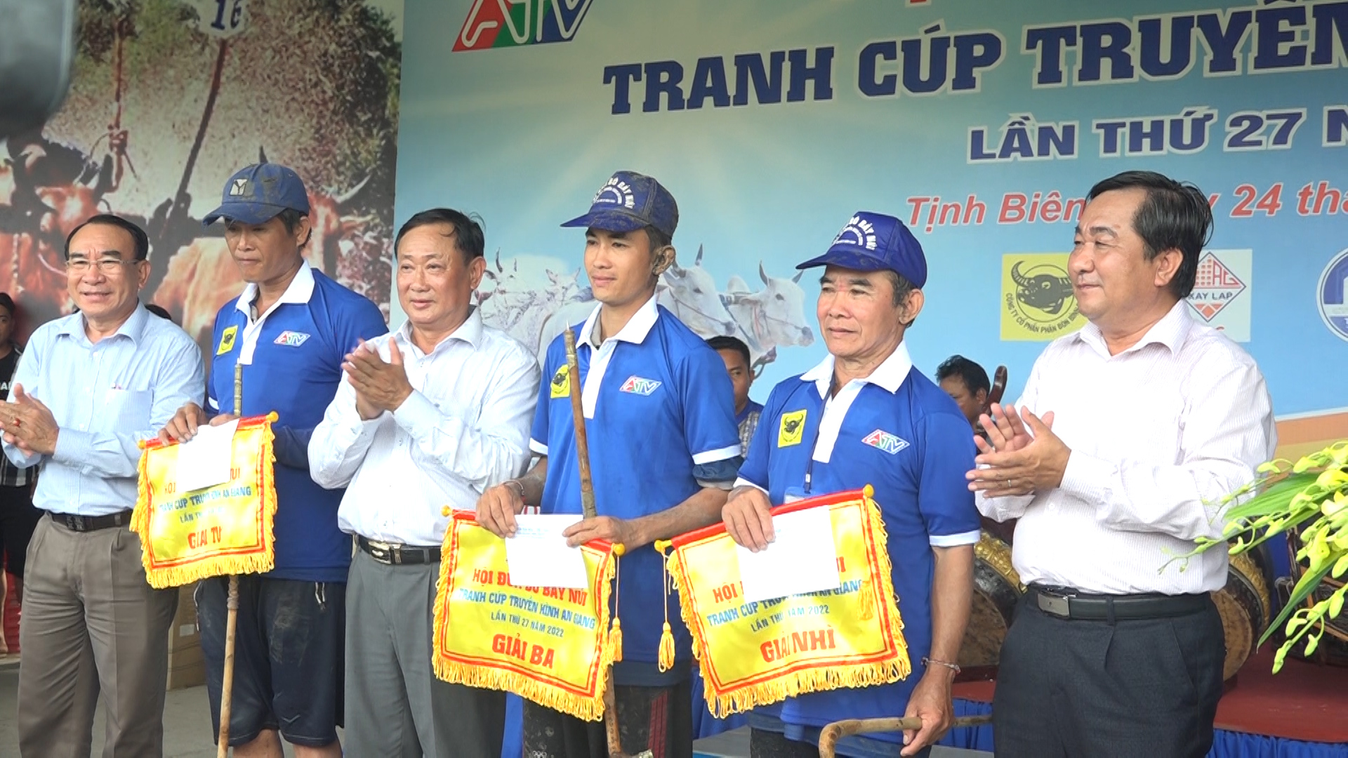 Cặp bò số 8 đến từ huyện Tri Tôn giành giải Nhất tại &quot;Lễ hội đua bò Bảy Núi&quot; ở tỉnh An Giang - Ảnh 1.