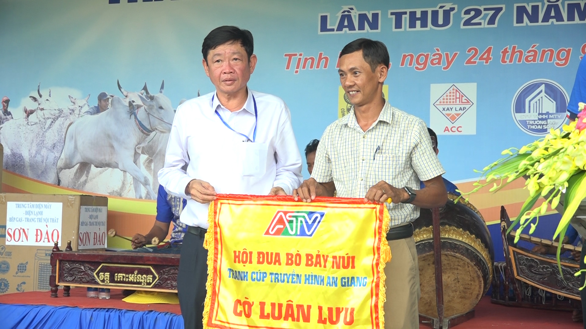 Cặp bò số 8 đến từ huyện Tri Tôn giành giải Nhất tại &quot;Lễ hội đua bò Bảy Núi&quot; ở tỉnh An Giang - Ảnh 2.