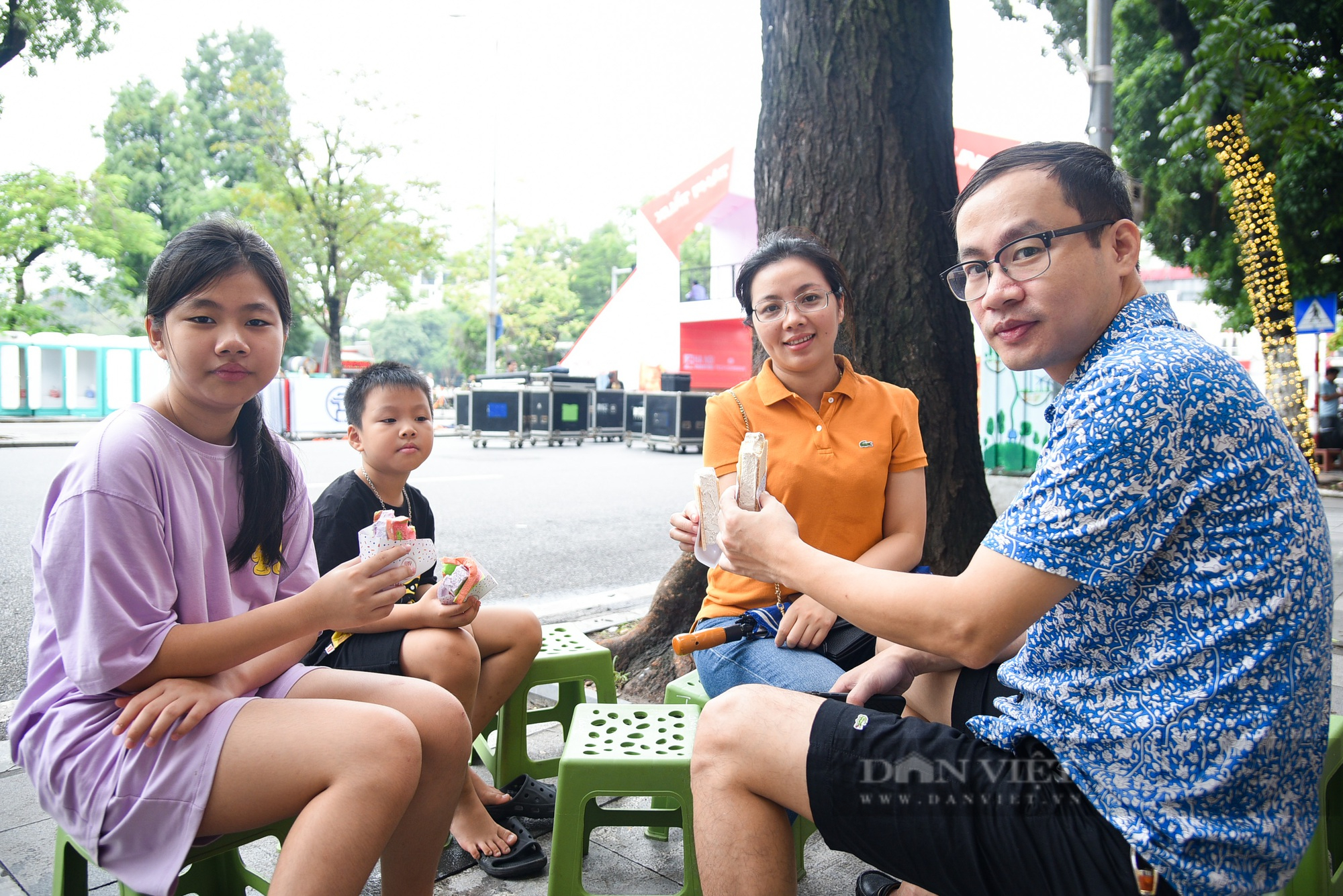Kem kẹp Singapore lạ miệng thu hút giới trẻ Hà Nội - Ảnh 9.