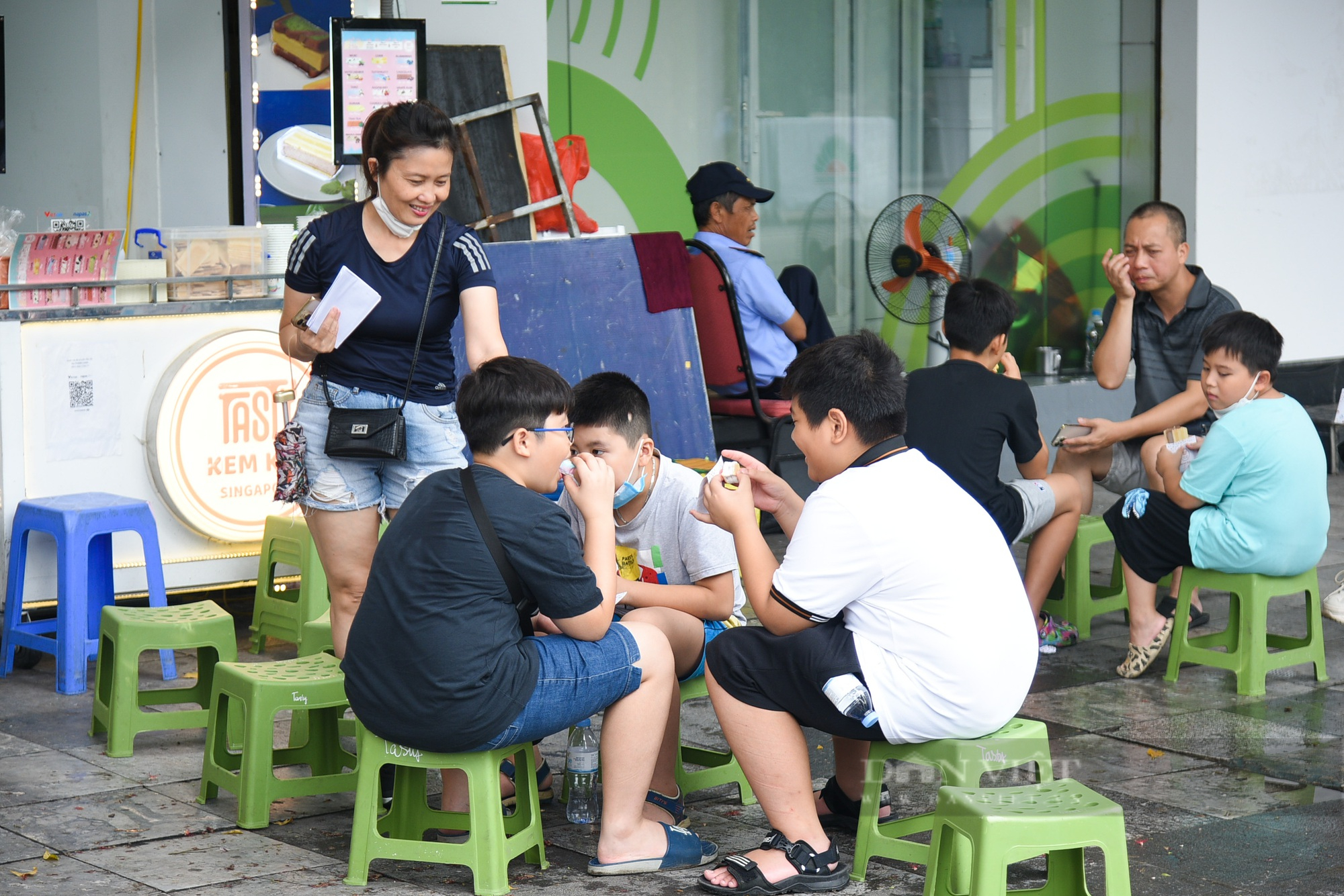 Kem kẹp Singapore lạ miệng thu hút giới trẻ Hà Nội - Ảnh 10.